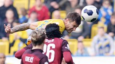 Martin Fillo hlavi�kuje v zápase proti Teplicím. P�ihlí�í Costa s Ladislavem...