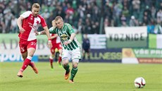 Antonín Barák ze Slavie (vlevo) v souboji o mí s Petrem ogleyem z Bohemians.