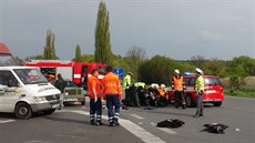 Na kiovatce u eského Brodu se srazilo auto s motorkou (3.5.2016).