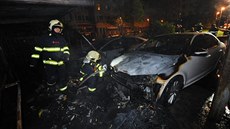 Neznámý há zapálil kontejnery v Praze 7, ohe se rozíil na zaparkovaná auta...
