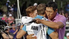 James Hahn slaví se svým caddiem triumf na turnaji Wells Fargo Championship v...