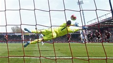 Branká� Artur Boruc z Bournemouthu likviduje penaltu.