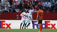 Kevin Gameiro ze Sevilly slaví gól v zápase s Donckem.