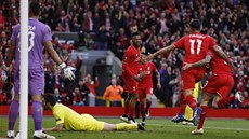 Daniel Sturridge (vpravo) a Roberto Firmino z Liverpoolu slaví gól v zápase s...