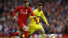 Adam Lallana (vlevo) z Liverpoolu v souboji s Denisem Suarezem z Villarrealu.