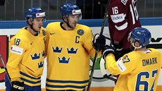 Švéd Jimmie Ericsson (uprostřed) slaví se spoluhráči Mikaelem Bäcklundem...