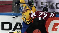 Lotyský hokejista Oskars Cibulskis (vpravo) a atakuje  Martina Lundberga z...