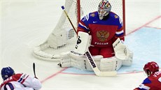 Roman ervenka (vlevo dole) stílí na ruského brankáe Sergeje Bobrovského.