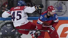 Český hokejista Radim Šimek (vlevo) padá po střetu s Rusem Sergejem Mozjakinem.