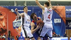 Milo Teodosi (uprosted) z CSKA Moskva pronikl mezi Jiím Welschem (vlevo) a...