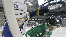 Colton Parayko (55) ze St. Louis a Patrick Sharp (10)  z Dalasu se stetli u...