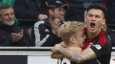 Julian Brandt (vlevo) a Charles Aranguiz slaví gól Leverkusenu.