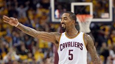 a JE TAM! J. R. Smith z Clevelandu oslavuje jednu ze svých sedmi trojek proti...