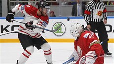 Kanadský hokejista Taylor Hall pi pokusu pekonat bloruského gólmana Dmitrije...