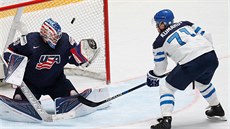 Finský hokejista Leo Komarov stanul proti americkému gólmanovi Miku Condonovi.