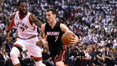 Goran Dragi� z Miami (vpravo) dribluje s mí�em, stíhá ho DeMarre Carroll z...