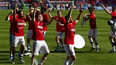 JSME NEJLEPŠÍ! Fotbalisté Bayernu Mnichov slaví čtvrtý titul v řadě.