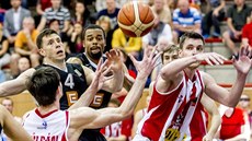 Momentka z basketbalového semifinále mezi Pardubicemi (bíločervená) a Nymburkem