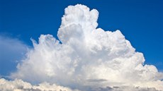 Cumulonimbus (esky deová kupa). Mohutný oblak v podob hor nebo obrovských...