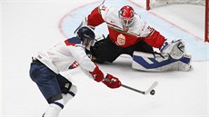 Slovenský talent Tomá� Jur�o úto�í na ma�arskou branku, jí� st�e�í Miklo� Rajna.