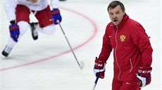 Ruský trenér Oleg Znarok rozdává pokyny při tréninku sborné během mistrovství...