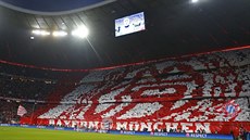 POVEDENÉ CHOREO. Ped zápasem s Atlétikem ho pedvedli fanouci Bayernu Mnichov.