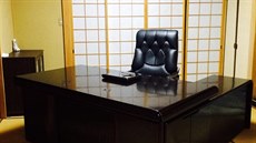 Z tradiní japonské místnosti je pracovna, která se dá posuvnými dvemi zavít.