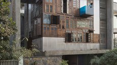 V centru Bombaje vyrostl neobvyklý dům inspirovaný chatrčemi chudinských čtvrtí.