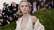 Lily-Rose Melody Deppová na Met Gala (New York, 2. kvtna 2016)