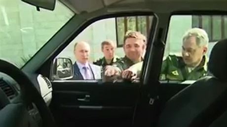 Generál chtl pomoci Putinovi otevít auto, utrhl pitom ale kliku