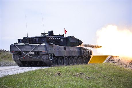 Leopard pálí bhem tankového závodu v Bavorsku