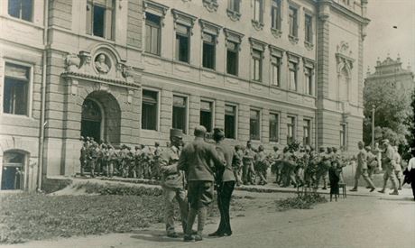 Fotografie z roku 1915 dokládá obsazení turnovské Chlapecké koly armádou.