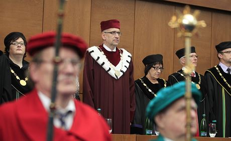 Rektor Masarykovy univerzity Mikulá Bek pi tradiním Dies Academicus poprvé...