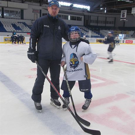 Devítiletý autista Jakub trénuje hokej v Kladn spolu s ostatními kluky.