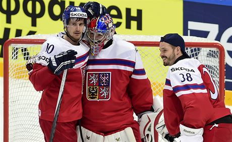 Roman ervenka, Pavel Francouz a Dominik Furch slaví vítzství eských hokejist nad védskem.