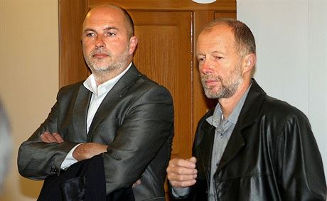 Advokát Robert Kae s klientem Vlastimilem Juráskem (vpravo) u soudu.