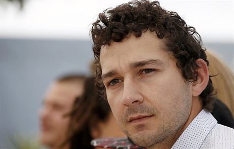 Shia LaBeouf na erveném koberci v Cannes