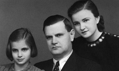 Snmek Larissy imekov se sestrou a otcem z roku 1934.