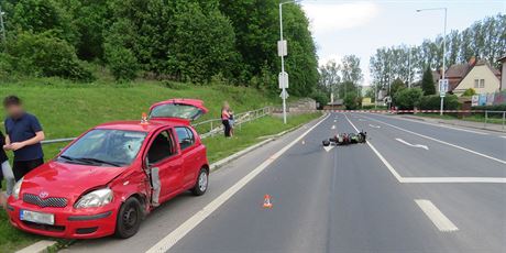 Pi nehod v umperku motorka se dvma lidmi nejprve srazila na pechodu chodce...