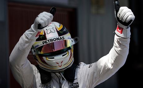 Lewis Hamilton slaví triumf v kvalifikaci na Velkou cenu panlska