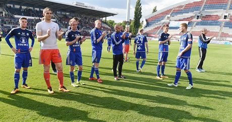 Fotbalisté Olomouce se louí po skoneném zápase s domácími vlajkonoi a první...