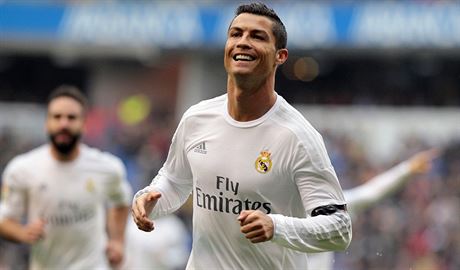 Cristiano Ronaldo z Realu Madrid slaví gól do sít La Corui.