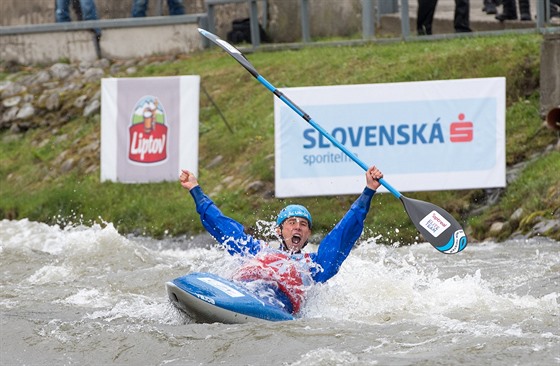 Mistr Evropy ve vodním slalomu Jií Prskavec jásá po finálové jízd.
