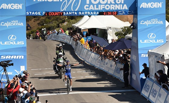 Francouzský cyklista Julian Alaphilippe v cíli královsk é etapy závodu Kolem...