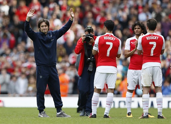DÍKY! Tomáš Rosický se loučí s fanoušky Arsenalu, hráči si na rozlučku oblékli...