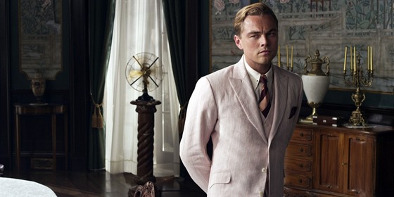 Leonardo DiCaprio jako Gatsby. Samozejm v rovém obleku.