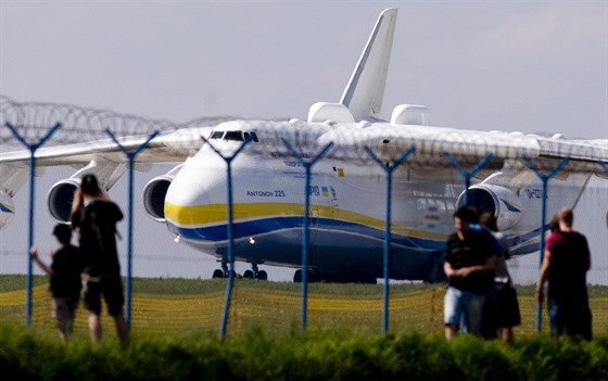 Ukrajinci staví druhý exemplá nejvtího nákladního letounu svta An-225 Mrija