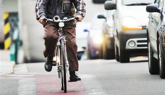 Kromě pruhů pro cyklisty bude ve městech také víc koridorů, které upozorní na častý výskyt lidí na kole. Ilustrační foto