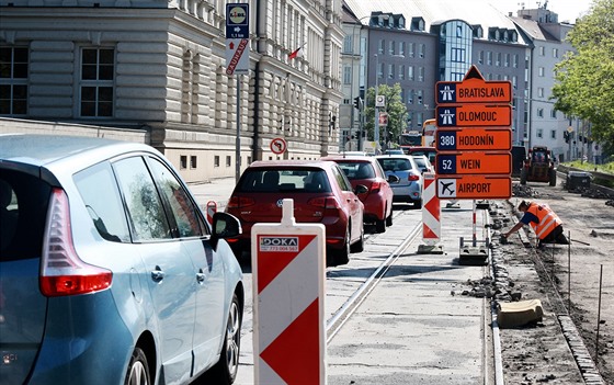 Na brnnské ulici Poíí se opravuje silnice, v dopravních pikách se tak...