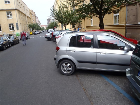 Auta parkující v Pemyslovské ulici